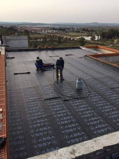 Aislamientos Poliuretano J.C. terraza en proceso de impermeabilización