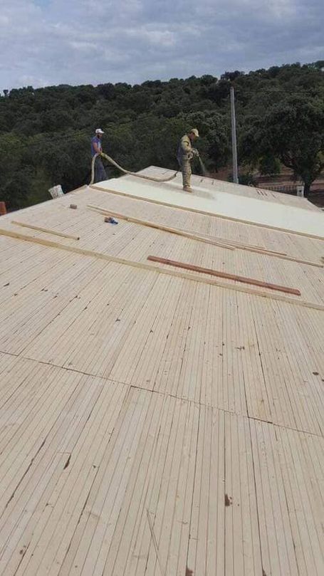 Aislamientos Poliuretano J.C. hombre realizando proceso de impermeabilización