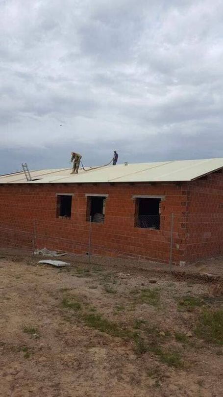 Aislamientos Poliuretano J.C. hombres realizando proceso de impermeabilización